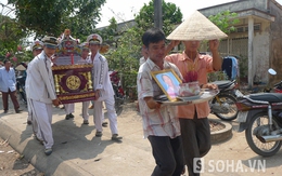 Đẫm nước mắt nhìn quan tài mẹ đi trước, quan tài con theo sau