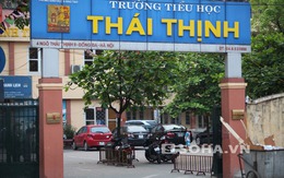 Thiếu nơi trông giữ xe, ôtô xếp hàng trong sân trường