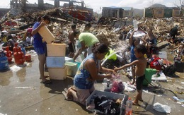 Giữa cơn nguy khốn, người Philippines vẫn lo bão Haiyan vào VN