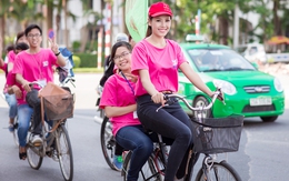 Á hậu Nguyễn Thị Loan đi xe đạp, phát tờ rơi