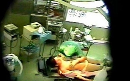 Khám siêu âm, bác sỹ buộc bệnh nhân "thoát y"
