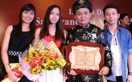 Con gái xinh đẹp của Xuân Hinh theo bố đi nhận giải thưởng lớn