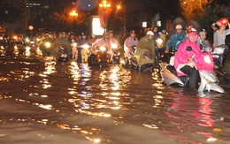 Hà Nội: Xe máy "bơi" trên phố sau cơn mưa đầu mùa