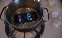 Nấu chín iPhone 5 và Xperia Z trong nồi nước sôi