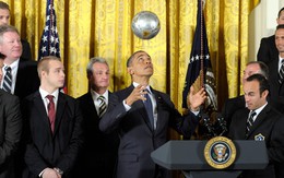 Tổng thống Obama 'trổ tài' tâng bóng bằng đầu