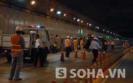 Xe tải chở bia bị lật: Phong tỏa đường hầm sông Sài Gòn