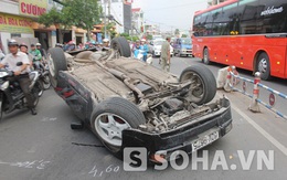 TP.HCM: Ô tô thể thao bạc tỷ 'phơi bụng' giữa đường