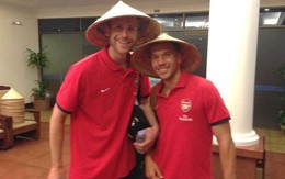 Podolski thích thú với nón lá Việt Nam