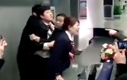 Tiếp viên Trung Quốc ăn đòn oan vì máy bay trễ giờ