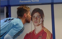 Ramos bất ngờ… hôn Torres