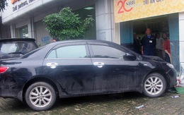 "Xe điên” lao vào ngân hàng, đâm gãy 2 chân bảo vệ