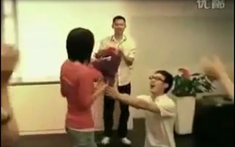 'Sốt' với màn tỏ tình bằng hơn 100 chiếc di động của thanh niên Trung Quốc