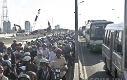 TP.HCM: Xe tải chở bia lật nhào, hàng nghìn phương tiện "chôn chân" trên cầu Sài Gòn