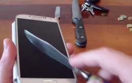 Thử độ bền Samsung Galaxy S4 bằng... dao và chìa khóa