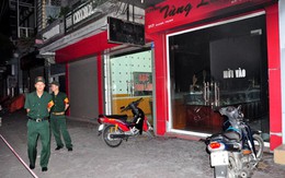 Mặt mũi nhem nhuốc, vác 10 lít xăng vào tiệm vàng tự thiêu