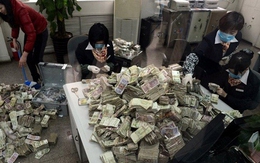 "Đại gia" vác 11 bao tiền đến gửi ngân hàng