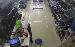 HN: Xông vào cửa hàng, rút sạc, trộm laptop