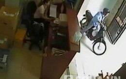 Video: Táo tợn bẻ khóa, trộm xe máy trước mặt cô gái