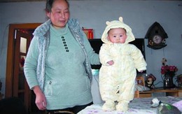 Trung Quốc: Bé gái 4 tháng tuổi biết đứng, không biết ngồi