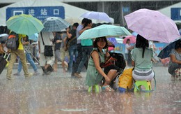 TG 24h qua ảnh: Dân Trung Quốc bắc ghế ngồi giữa trời mưa chờ đòi tiền vé tàu