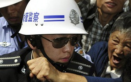 19 cán bộ Trung Quốc bị dân tạt a-xít