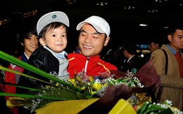 VĐV rách cơ bụng giành HCV được đại gia đình đón ở Nội Bài