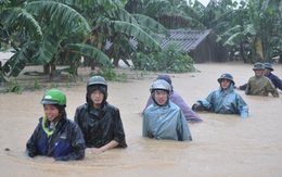 Siêu bão đi qua, hàng ngàn người  sống trong biển nước