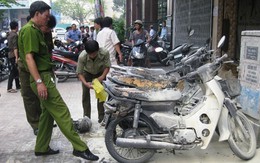 Một phụ nữ đổ xăng đốt hàng loạt xe máy giữa trung tâm Sài Gòn