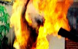 Mẹ ôm con 2 tuổi ra rừng cao su, cùng tưới xăng tự thiêu