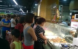Xếp hàng mua gà quay như thời bao cấp ở Lotte Center