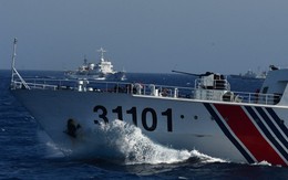 Tàu Trung Quốc phun vòi rồng tấn công tàu kiểm ngư