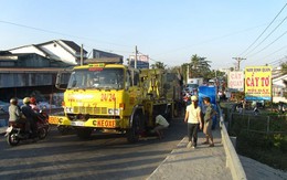 Xe tải rơi bánh giữa đường, hàng ngàn phương tiện "chết đứng"