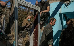 Ukraine 'hóa phép' dân thường thành tù binh trả cho ly khai