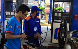Tính “đánh úp” người dân, xăng dầu bị Bộ Tài chính “nắn gân”