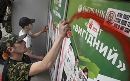 Người biểu tình Ukraine tấn công các ngân hàng của Nga