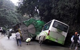 Xe tải chở gạo đè bẹp xe khách, 2 người thiệt mạng