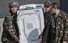 ẢNH: Lính Ukraine vác TV, máy giặt rời căn cứ ở Crimea