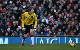 Van der Sar sắp về Man United; Benzema bỏ Arsenal theo Quỷ đỏ