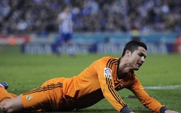 Hình ảnh Ronaldo bất lực, úp mặt xuống sân đầy ăn năn