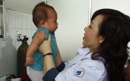 Hình ảnh Bộ trưởng Tiến thăm bệnh nhân sởi ở TP.HCM