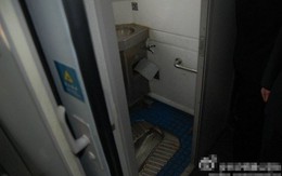 Xót xa mẹ sinh con trên tàu rồi vứt vào toilet