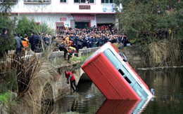 Xe bus lao xuống sông làm 11 người thiệt mạng