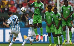 Thủ thành Nigeria ngơ ngẩn trước siêu phẩm của Messi