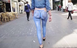 Cô gái xinh đẹp gây sốt khi mặc chiếc quần jeans "tàng hình"