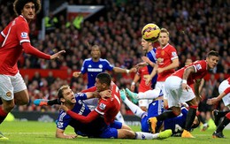 Túm cổ quật ngã đối thủ, Man United vẫn thoát penalty