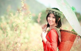 Vẻ đẹp cuốn hút của thiếu nữ H'Mông trong tiết trời xuân