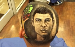 Độc đáo hình ảnh fan cuồng "bê" cả Cris Ronaldo đặt lên đầu