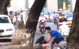 Nam thanh niên túm tóc đánh bạn gái gây tắc đường ở Hà Nội
