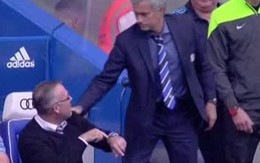 Hình ảnh làm Mourinho tẽn tò, khó xử