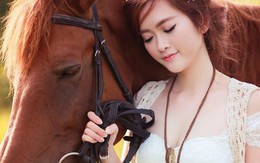 'Chân ngắn' Cẩm Vân Phạm trở lại với hình ảnh cô gái chăn ngựa